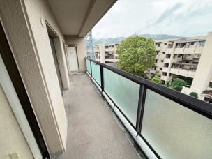 南面バルコニーで日当たり良好!開放感のある空間です。 バルコニー