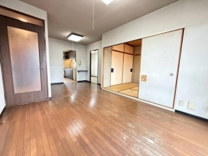 LDK(約12.3帖)の写真です。
南向きバルコニーで陽当たり良好、開放感のあるリビングです。 リビング