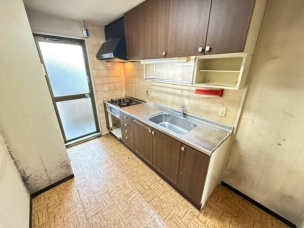 キッチンの写真です。キッチンからリビングへスムーズに移動できます。 キッチン