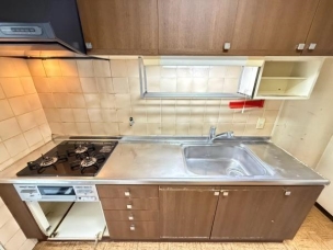 3口コンロで収納も充実しております。 キッチン
